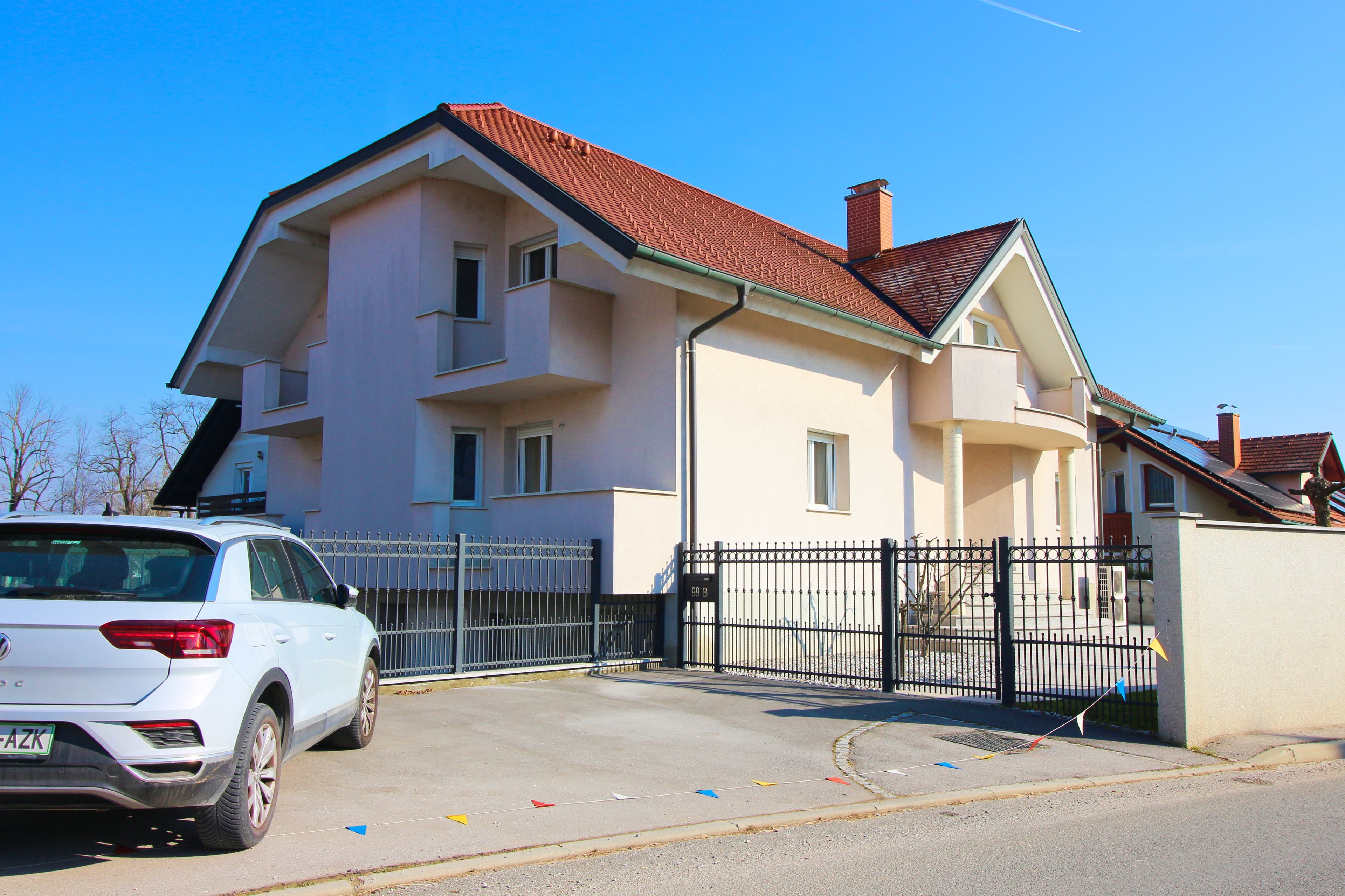 Prostorna družinska hiša v mirnem naselju v Polju