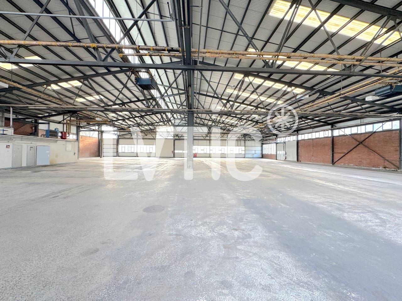 Halle industrielle, bureaux et surfaces extérieures à louer à Aigle