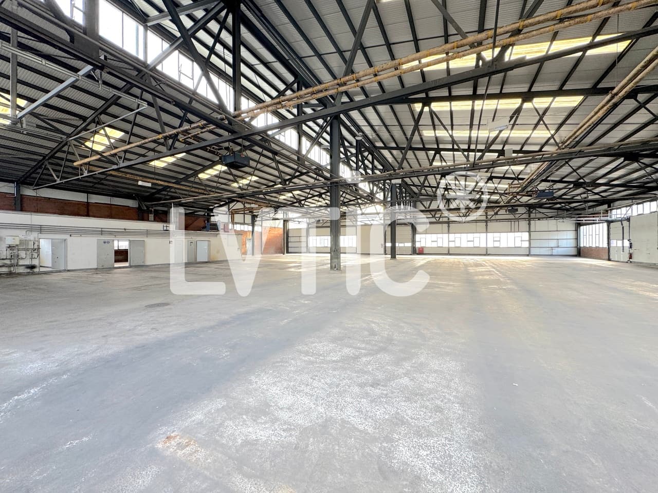 Halle industrielle, dépôt de 2870 m2 à louer à Aigle