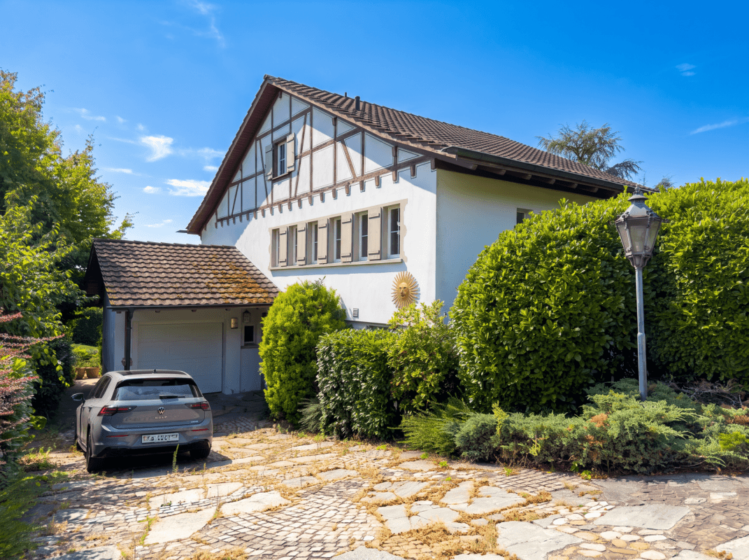 Charmantes Haus mit grossem Umschwung an begehrter Lage