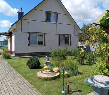 Продаётся отличный дом 2014 года постройки. Первый этаж кухня + 2 жилые комнаты + санузел с душевой + топочная. Второй этаж (мансарда): две жилые комнаты, 2 гардеробные + кладовка + санузел. Полы на первом этаже - плитка с подогревом. Потолки глянцевые на