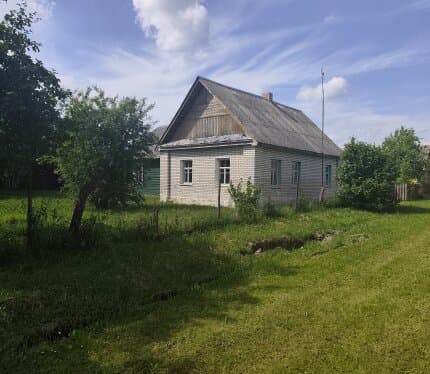 Дом в хорошем состоянии, находится на тихой улочке. Участок прямоугольной формы, крайний с минимом соседей и живописным видом. Удобное подъезд и транспортное сообщение, 67 км до Минска! Лес в пешей доступности, до Вилейского водохранилища (д. Сосенка) 5 к