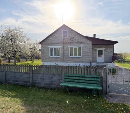 Продается дом 71 км от МКАД в центре агрогородка Щитковичи. Дом в хорошем состоянии. Три комнаты, санузел совмещенный. В доме имеется холодная и горячая вода. Дом теплый, возможно круглогодичное проживание. Есть печь и твердотопливный котел на 8 часов заг