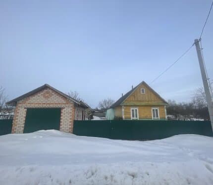 Продается жилой дом площадью 69,4 м2 в а/г Кухчицы Клецкого р-на Минской области в 6 км от г. Клецка Участок 20 соток небольшим садом с плодовыми деревьями На участке есть гараж, сарай и другие хоз.постройки В доме печное отопление, вода проведена в дом Г