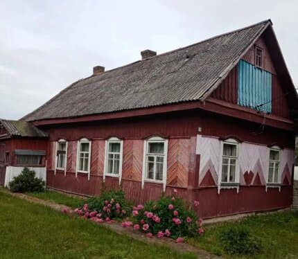 Жилой дом в Солигорском районе, пос. КРИВАЛЬ, дом 14 с земельным участком 25 соток. В доме две жилых комнаты 18,1 м² и 24,8 м². Высокие потолки. В комнате есть печка-лежанка. Кухня 11.8 м², имется печь. Во дворе колодец с чистой водой. На участке имеются 