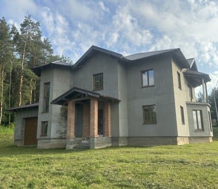 Ваш личный заповедник в 25 минутах от Минска! 🌲 Мечтаете просыпаться под пение птиц, а не шум машин? Продается уютный коттедж в живописном месте, где граница вашего участка сливается с лесным массивом. ✅ Локация: Всего 28 км от Минска. Свежий воздух и тиш