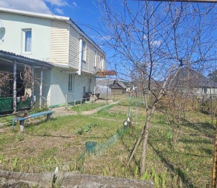Продается дом в м-не Печи. Дом кирпичный, двухэтажный. Очень удобная планировка: на первом этаже расположены просторная кухня объединенная с входной группой (24,9 кв.м.), совмещенный санузел; есть нежилая комната 26,9 кв.м, которую, при небольшой доработк