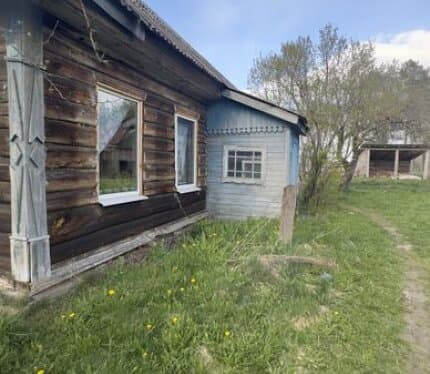 Продается крепкий деревянный дом в Аг.Забашевичи по улице Октябрьская . В доме сделан частично ремонт ,проведена вода .Имеется ванна туалет ,боллер ,печное отопление,газ ( привозной ).На участке баня ,гараж с ямой .Рядом лес (много Грибов и ягод ),плодови