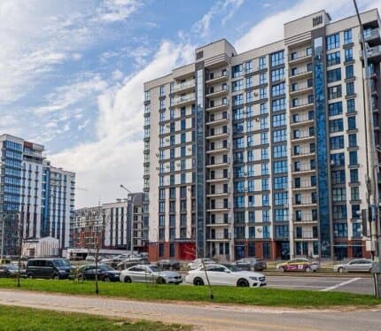 Дом пониженной этажности и находится в премиальном квартале "Хэппи Плэнет". Подземный паркинг, кладовые помещения для хранения вещей, закрытая дворовая территория, установлена система видеонаблюдения в доме и по периметру, сквозные подъезды. Два лифта - г