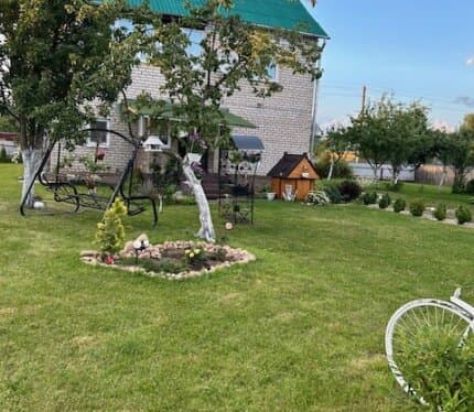 Отличный благоустроенный дом в 70 км от Минска, в развитом агрогородке Городьки, Воложинский р-н. Дом со всеми коммуникациями, газ, вода, канализация. Отличный ремонт. Баня, гараж, хоз постройки. Сад, огород. В агрогородке есть все необходимое для жизни: 