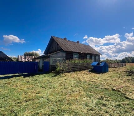 Продается Домик в деревне. Крепкий сруб. Колодец рядом с домом. Большой участок. В паре минут ходьбы река Бобр. Автобусная остановка тоже рядом. Звоните! Готовы показать в удобное время.