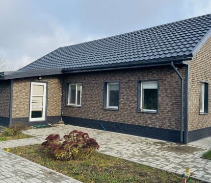 Ваш уютный уголок в живописном месте ждет вас! Предлагаем к продаже замечательный дом в поселке Корчик, всего в 3 километрах от Солигорска. Это идеальное место для тех, кто ценит спокойствие загородной жизни, но при этом хочет оставаться в непосредственно