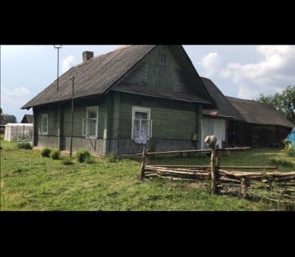 Дом деревенский. Находится в маленькой деревушке Холмовка мядельского района на краю деревне , окруженная полями и лесным масивом , где большое разнообразие грибов и ягод . Очень тихое и спокойное место . Соседи находятся не близко .Ближайшее озеро в 5км 