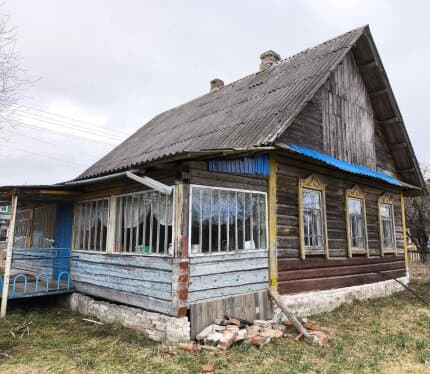 Дом в хорошем жилом состоянии, бревенчатый. Отопление печное, в кухне есть русская печь. Водопровод центральный. Окна, выходящие на улицу, остеклены стеклопакетами. На участке 15,43 сотки расположены баня (бревно), летняя кухня, 2 сарая, плодоносящий сад.