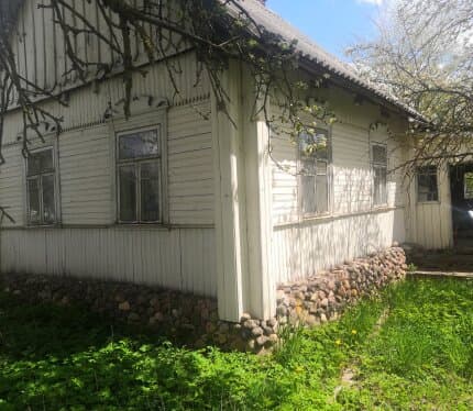 Жилой дом в деревне. Одна спальня, кухня, веранда, холодная пристройка. Печное отопление. Вода в колодце. На участке две постройки из семи сараев, туалет. Есть сад с фруктовыми деревьями. Рядом лес, озеро. 