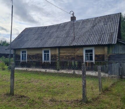 Продается домик в деревне в хорошем состоянии. Место тихое, отлично подходит под дачу и для отдыха. Имеется много хоз. построек, раньше держали хозяйство. От Минска находится 110 км, в направлении Мяделя. В доме есть русская печь, а также печка. Есть коло