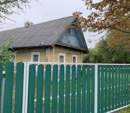 Продаётся жилой дом, расположенный в живописном месте, на земельном участке 0,142 га. Земельный участок обработан, огорожен со всех сторон. Дом бревенчатый, крыша- шифер. На окнах установлены стеклопакеты, пол - доска. Входная дверь – металлическая. В дом