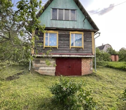 Продается 3-х этажный всесезонный дом с большим участком в СТ «Зеленые холмы» в Молодечненском районе в 44 км от Минска по хорошей скоростной трассе. Ближайшая ж/д станция «Лоси». Подъезд к СТ асфальтирован. Дом размером 6,40 на 7,766 м. Перед домом площа