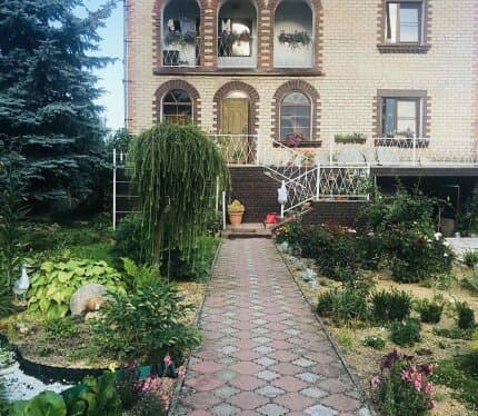 Ваш идеальный дом ждет вас в живописном агрогородке Сорочи! Представляем вашему вниманию просторный двухэтажный коттедж, расположенный по адресу: аг. Сорочи, ул. Энергетиков. Всего в 1 километре от города Любань и в 150 километрах от Минска, этот дом пред
