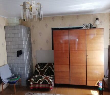 дер.в 80 км от заводов,города.Воздух-нектарь.Недалеко(1 км) зарыбленное озеро,Неман-3 км.Кругом леса,грибы. До дер.ходит маршрутка.На улице-асфальт,газ проложен.Огород -сад ,деревья,можно посадить голубику,земля-чернозем.В конце огорода выкопан колодец дл