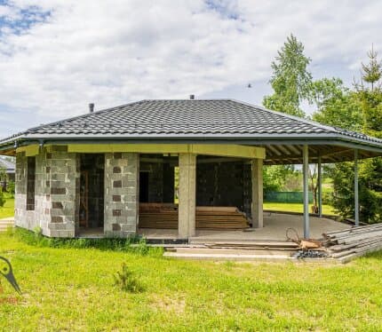 Продажа. Незавершенное законсервированное капитальное строение с участком в живописном месте. На территории еще два дома. Один жилой . Заезжай и живи. Второй- так-же, незавершенное законсервированное капитальное строение. Возможно вас заинтересует покупка