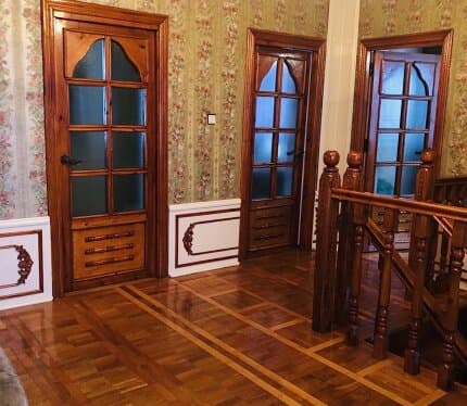 Ваш идеальный дом ждет вас в живописном агрогородке Сорочи! Представляем вашему вниманию просторный двухэтажный коттедж, расположенный по адресу: аг. Сорочи, ул. Энергетиков. Всего в 1 километре от города Любань и в 150 километрах от Минска, этот дом пред