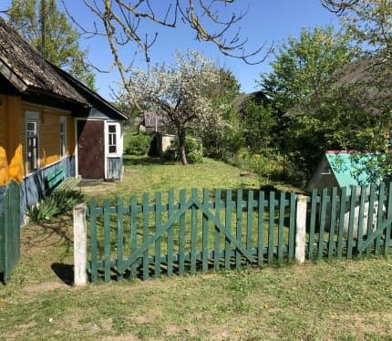 Почему именно Занарочь? — До озера — [10] минут пешком. Рыбалка, купание, грибы в лесу — всё рядом. — Национальный парк "Нарочанский" — ваша экологическая зона. — В деревне есть магазин/остановка. — Отличная подъездная дорога. Газ и вода идёт по улице.При
