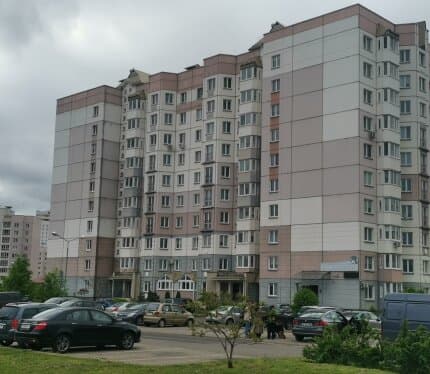 Просторная уютная квартира. Полностью готова к быстрому заезду и комфортному проживанию. Эгергосберегающие стеновые панели превосходно зарекомендовали себя как зимой, так и летом. Нет проблем с парковкой авто, множество мест в том числе и ограниченных шла