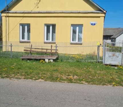 Продается дом, в котором находится четыре жилые комнаты, кухня, огромная кладовая .Туалет и ванная находится в доме с подогревом полов. В доме есть боллер. Дом просторный, готов к проживанию. Мебель в доме есть. В деревне находится три магазина, школа, са