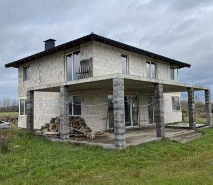 Продаётся дачный дом в д. Клинок, Червенский район, 50 км от Минска. Участок 17 соток, ровный, крайний, с молодыми плодовыми деревьями. Большой двухэтажный дом 220 м² с террасой (нужно отопление). Отдельно баня 42 м², используется как жилое. Коммуникации: