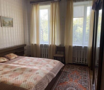 Отличный кирпичный жилой дом! Первый и мансардный этаж (мансардный этаж не отапливается). Все коммуникации, два гаража, летняя кухня, колодец, сарай! Бонусом является два участка в частной собственности: для строительства и обслуживания дома (25 соток) и 