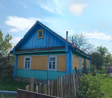 Дом пригоден к проживанию. Рядом магазин Копеечка, Подорожник, Горячий хлеб. Больница в 10ти минутах ходьбы. Тихие культурные соседи, спокойный район. На участке есть крепкий сарай, летняя кухня, летний душ, погреб, требующий небольшого ремонта. Есть мест