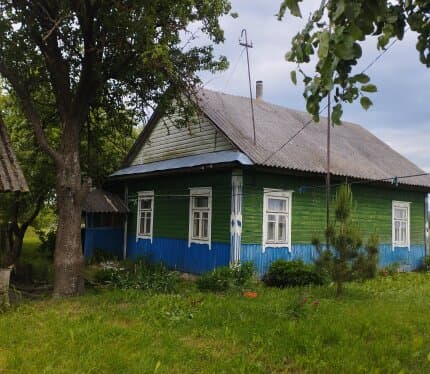 Домик в деревне с летней кухней. Идеально для рыбаков. До р.Лань 1,5 км, до водохр. Локтыши 20 км, до водохр. Красная Слобода (Колки) 17 км. Озеро под боком - 100 м. До леса 2 км. Дом нежилой 1.5 года. Участок досматривается. Готов к проживанию. Документы