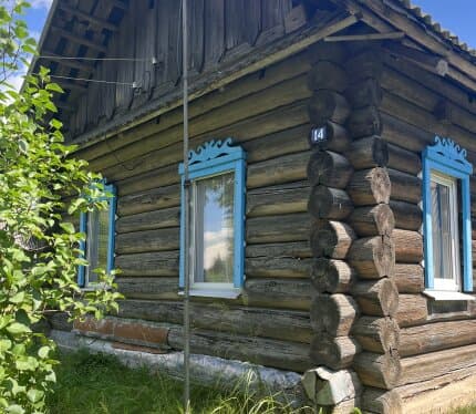 Продается уютный дом для круглогодичного проживания в аг. Гапоновичи, Крупского района, Минской области, в 9 км от города Крупки. В агрогородке есть ФАП, работает магазин, приезжает автолавка, ходит автобус до Крупок. За более детальной информацией обраща