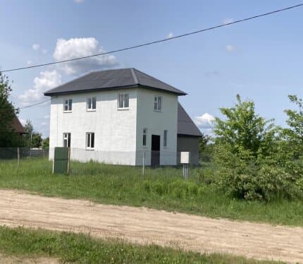 Незавершенное законсервированное капитальное строение. Дом в 2 этажа. Окна ПВХ. Коммуникации: свет 220 введен, рядом центральное водоснабжение, газ около забора, оптоволокно возле забора. На участке сарай из блоков с погребом. Участок ровный, ухожен, сад,