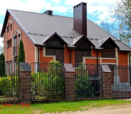 Продается в 40 км от МКАД, Слуцкое направление Минская область, Узденский район, Дещенскийс/с, д. Рыбаковщина, одноквартирный жилой дом 1999 года постройки. Дом построен по индивидуальному архитектурному проекту. Стены дома - из газосиликатных блоков обли