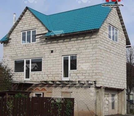 В центре г. Солигорска , ул.Трудовая ,д.24,трехэтажный дом (незавершенное  строение).