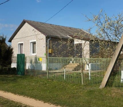 Продается уютный дом в благоустроенном агрогородке. Участок 14 соток (правильной формы, минимум соседей). Кирпичный дом на высоком фундаменте: газ, центральный водопровод, бойлер, санузел в доме. Установлены окна ПВХ и новые двери, выполнен базовый ремонт