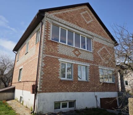 Дом с полноценным цокольным этажом. Площадь по СНБ 249 м². Косметический ремонт. Два гаража. Рядом ж/д ст. "Заречное"