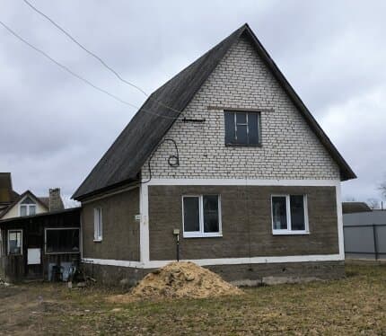 Продается дом в поселке Энергетиков. 40 километров от Минска. Вода центральная в доме, газ подведен к дому. У дома есть потенциал на второй этаж. Установлены новые полы в доме, стеклопакеты. Ровный участок 10 соток. Есть вся необходимая инфраструктура - б