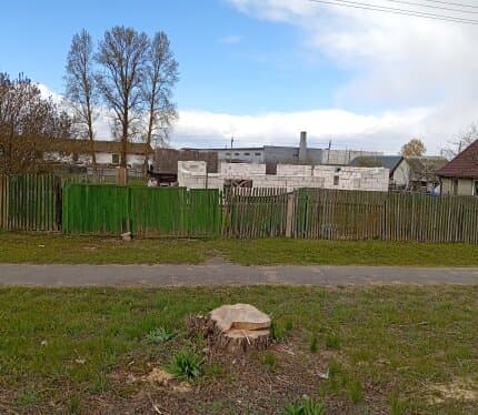 Продам участок с недостроенным домом. Подведены все коммуникации: газ, электричество, вода, интернет, есть вывод под канализацию. Дом находится в состоянии реконструкции, есть все документы и проект. Участок находится в 10 минут пешком до центра города. Р