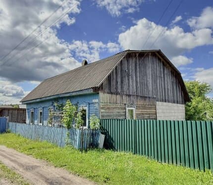 Продается дом в посёлке Крупский. На участке уже имеется новая пристройка с новой крышей, что дает возможность обустроить его полностью под себя Очень удобное расположение: — 5 минут до железнодорожного вокзала; — рядом школа, детский сад и магазины; — 4 