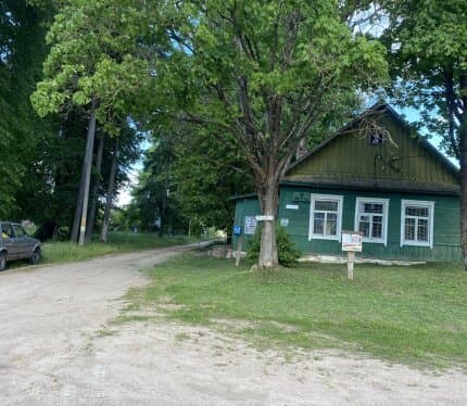 Продается бывшая сельская школа. Крепкий бревенчатый дом. 15 минут езды от Минска и Смолевич. Рядом трассы М1 и М2, МКАД 2 и Р53. Участок на данный момент 3 сотки, можно добрать 1 сотку (свободна не занята). Соседи с одной стороны. Свет проведен. Рядом га