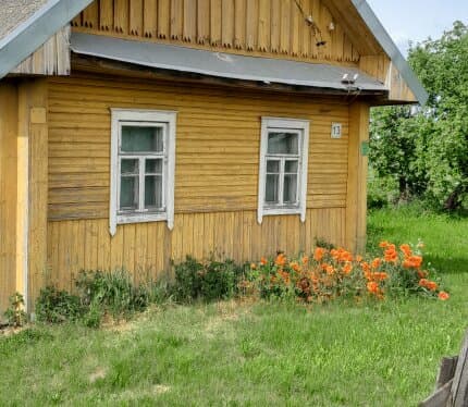 Продаю дом в а.г.Сейловичи. В хорошем состоянии. Есть хозпостройки, колодец с очень вкусной криничной водой и большая теплица для помидор. В доме есть русская печь, 2 печки грубки, интернет белтелеком. В доме есть природный газ. 2 комнаты, большая кухня. 