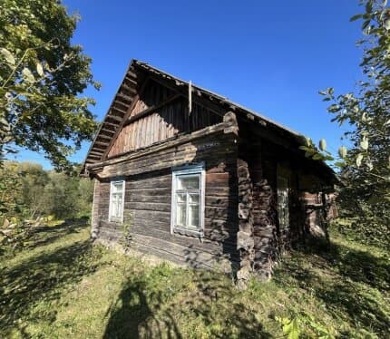 Продается дом в уникальном тихом месте под Минском , на границе Вилейского и Минского районов. Участок находится в деревне хуторского типа, в тупиковом месте, без сквозного проезда, на поляне полностью окруженной сосновым лесом. В 80 метрах протекает речк