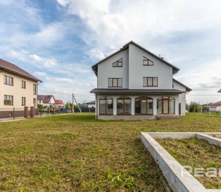 Продается современный коттедж 2024 года в элитном поселке Хатежино, всего в 7 км от Минска.
