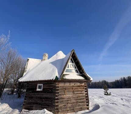 100км от Минска, участок на отшибе деревни 23 сотки с коробкой из бруса в 1,5 км от трассы Р-28. Напротив несколько гектаров поля, разделенные лесополосой, которые можно взять в аренду. На первом этаже дома задел под баню, второй этаж для организации ваше