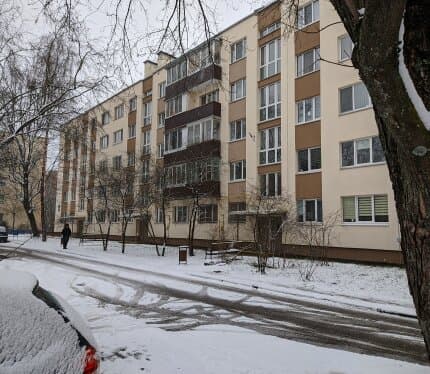В квартире все окна заменены на стеклопакеты,балкон обшит вагонкой и установлена новая оконная рама .Двойная входная дверь.Установлена рабочая сплит система кондиционирования воздуха. В доме был произведён капитальный ремонт в 2025 году,новым жильцам не п