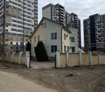 Ольга, вот чисто описание, без цены и лишнего — красиво и по делу. --- Отдельное здание с участком в Минске. 3 этажа + подвал, огороженный участок. Своя территория, въезд, парковка. Вода, свет, отопление на твёрдом топливе (котёл), есть возможность подклю