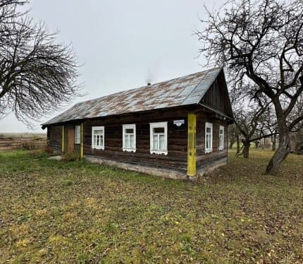 Дом расположен в конце не проездной улицы. В 500 метрах от дома красивое озеро для любителей рыбалки. До ближайшего леса 30 минут пешком. Деревянный дом 1960 года постройки Площадь дома – 83,7 м2 (с учетом холодной пристройки) Комната с печью - 20 м2, спа